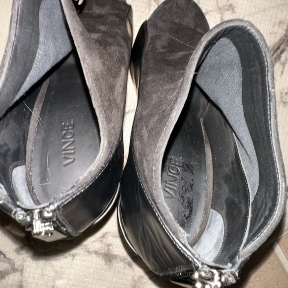 Like new Vince women’s black leather peep toe heels sz 8M - Picture 4 of 12